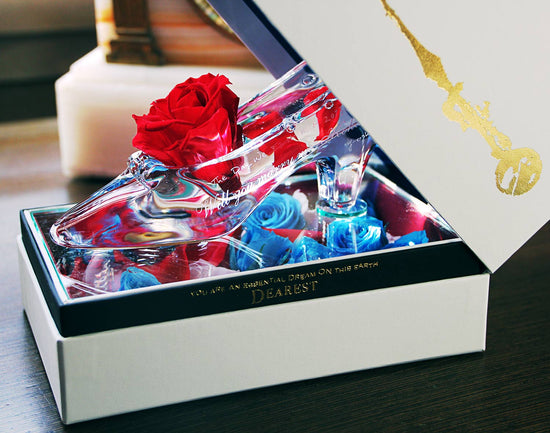 ガラスの靴 ほのぼのプロポーズ Dearest® -with Rose & Flow- 床下にプリザーブドフラワーの小さな薔薇をしきつめたデコレーションの例
